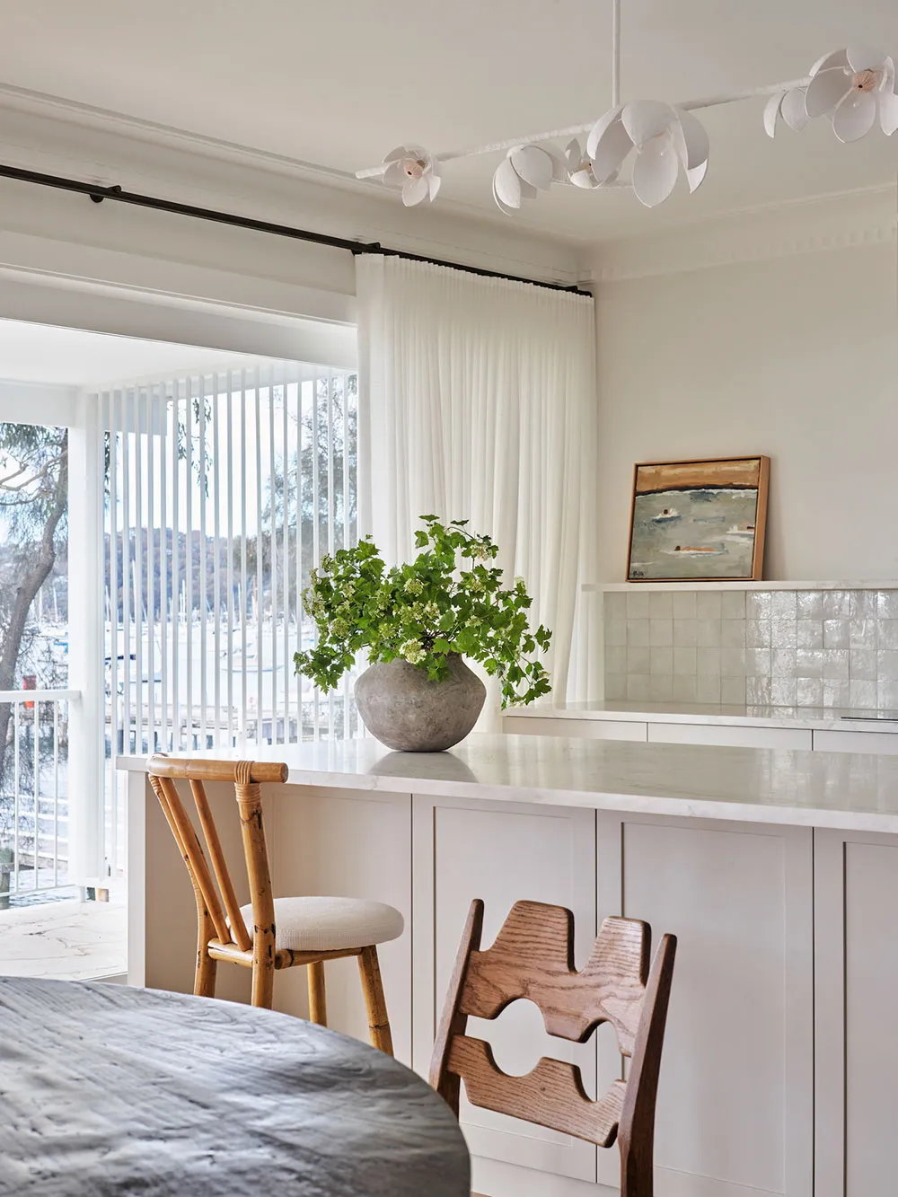 Intérieurs blancs et vues panoramiques : maison côtière à Sydney - Gallery image 4