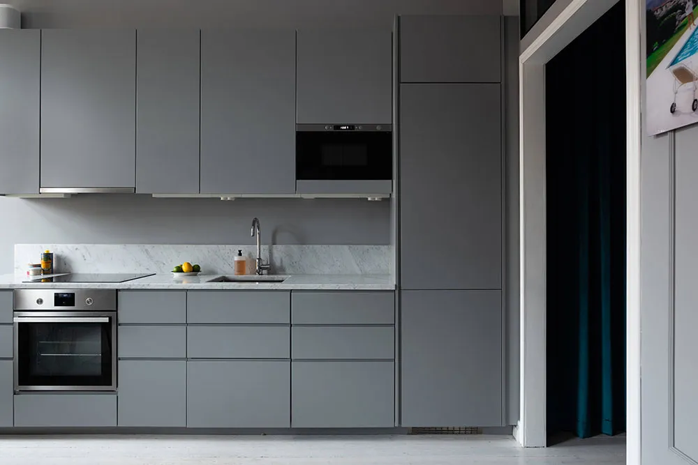 Tonos oscuros y dormitorio en nicho: apartamento pequeño en Suecia (37 m²) - Gallery image 7