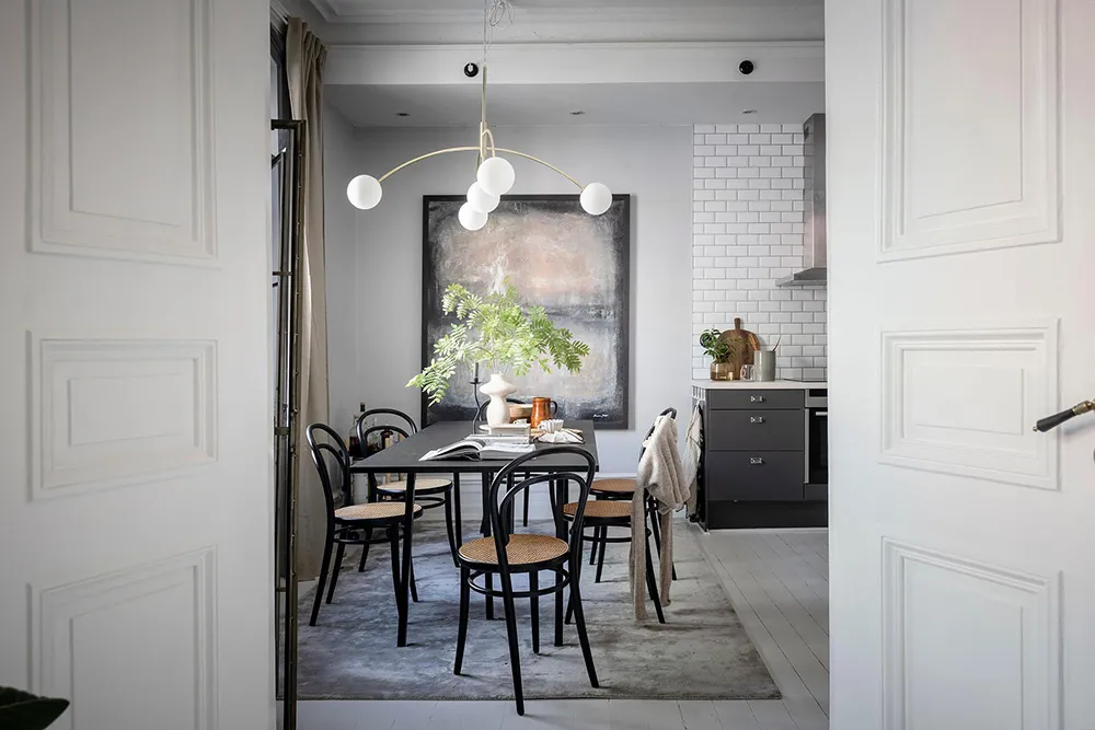 Elegancki skandynawski wnętrze z otwartymi półkami i nowoczesnymi szarymi akcentami (74 m²) - Gallery image 11