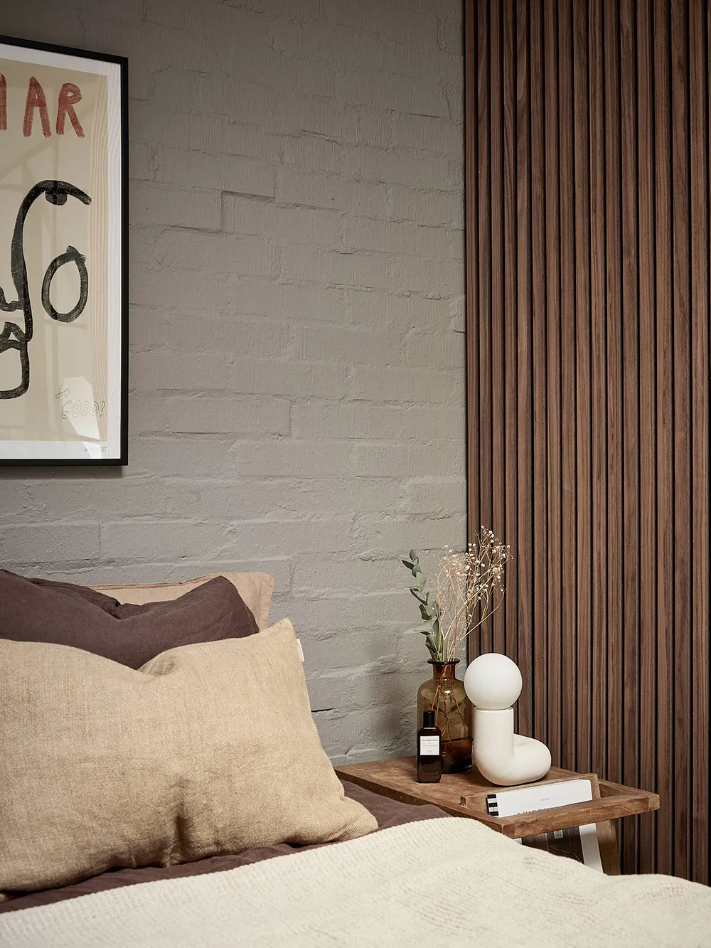 Скошені стеля, цегляна стіна і гардеробна кімната: цікава мансарда в Швеції (42 кв. м) - Gallery image 14