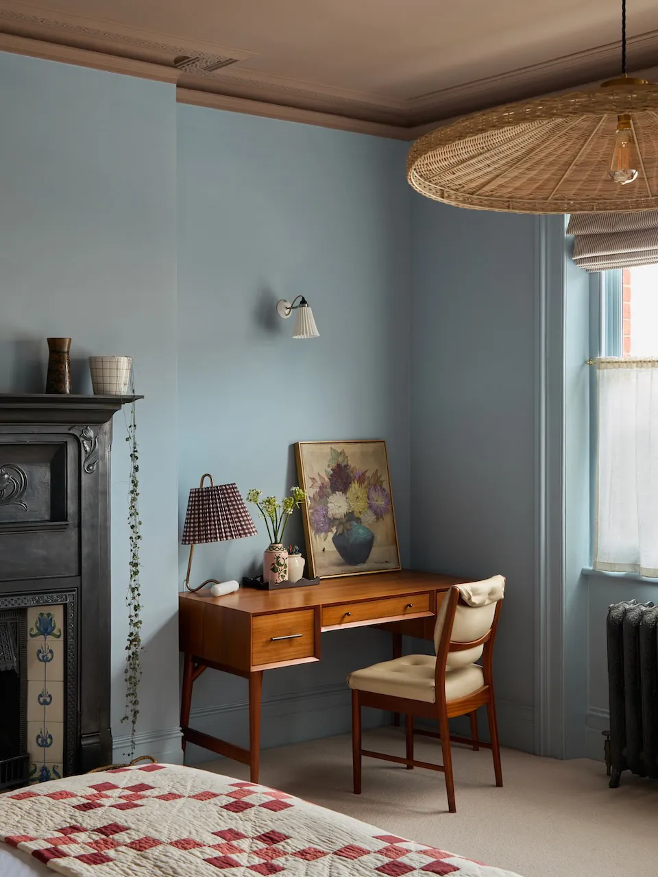 Elegant Color Accents and Modern Decor in Classic Townhouse Design in London - Gallery image 13