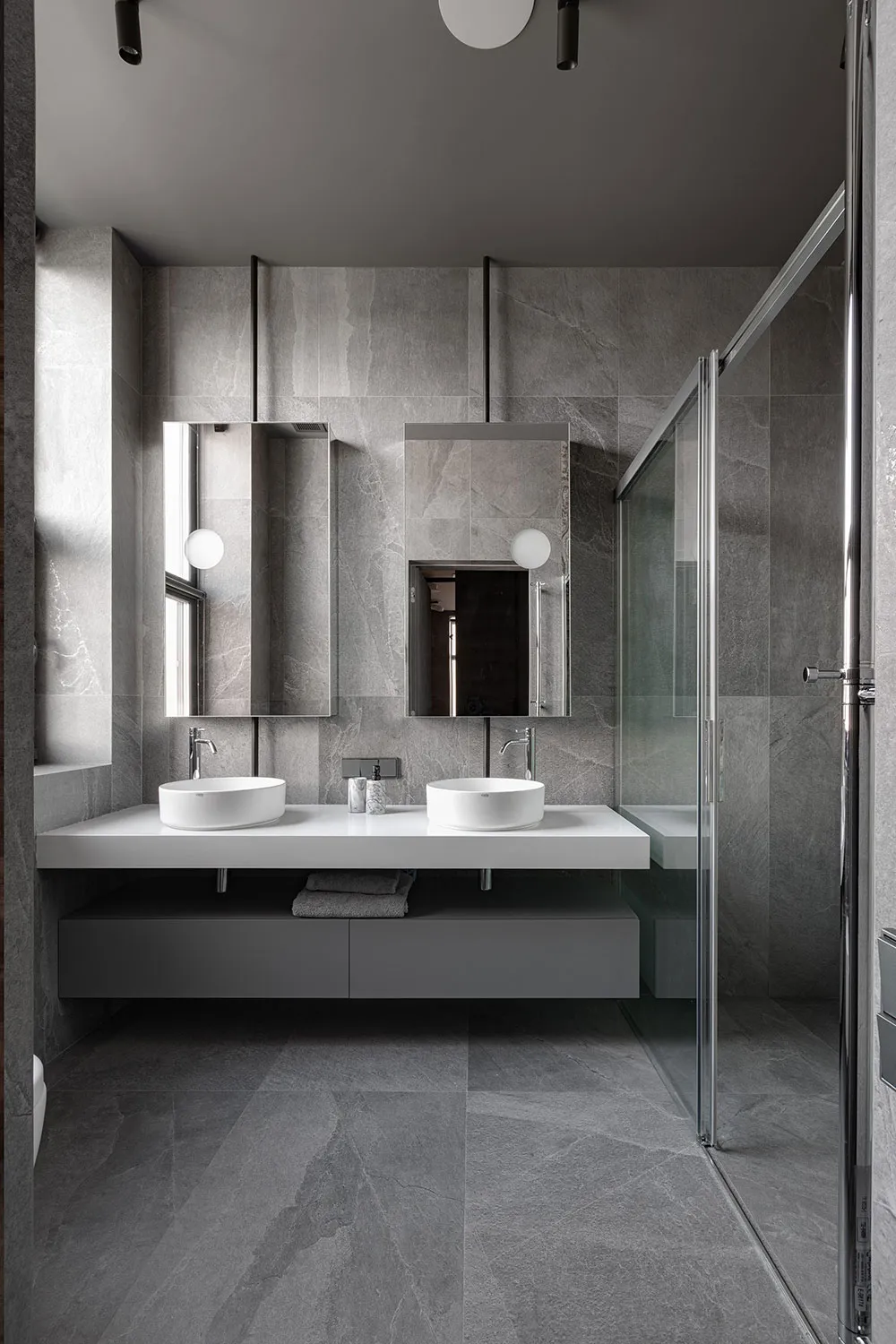 Современный дом для семьи в Днепре с обилием дерева в декоре - Gallery image 23