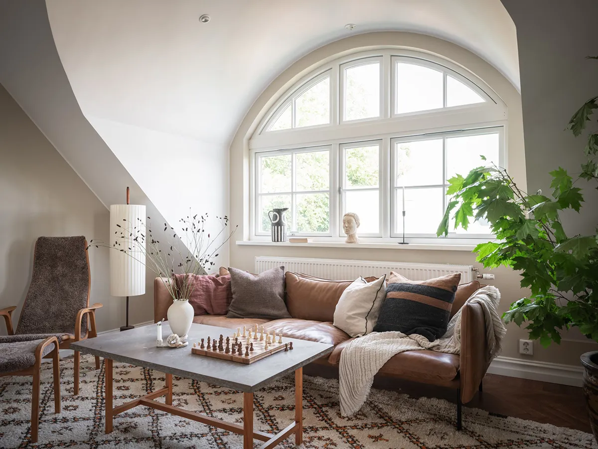 Appartement à deux étages avec de superbes fenêtres de mansarde en Suède - Gallery image 3