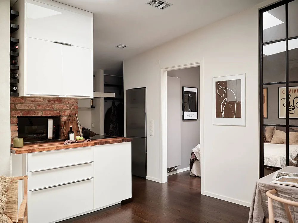 Скошені стеля, цегляна стіна і гардеробна кімната: цікава мансарда в Швеції (42 кв. м) - Gallery image 10