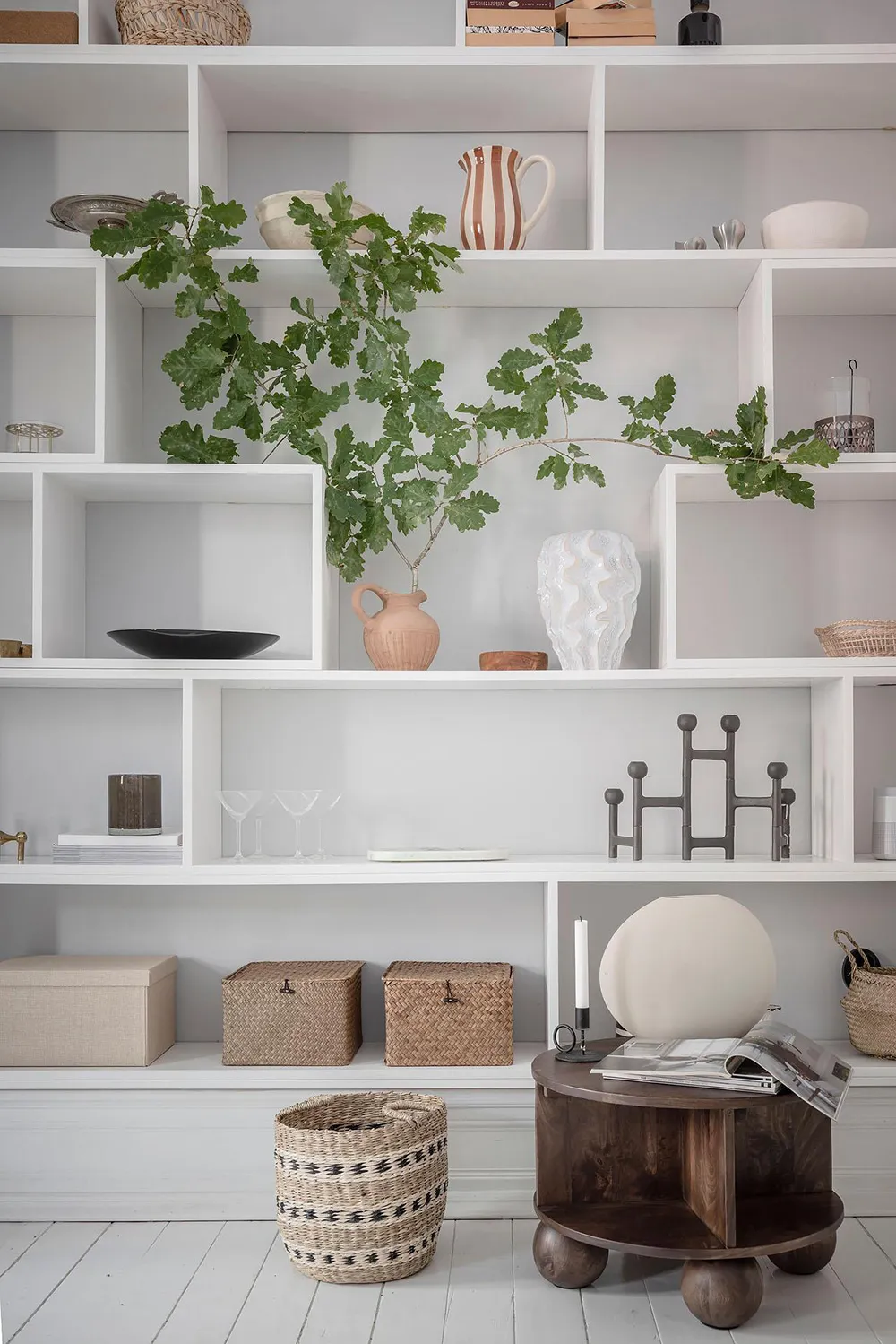 Elegancki skandynawski wnętrze z otwartymi półkami i nowoczesnymi szarymi akcentami (74 m²) - Gallery image 3