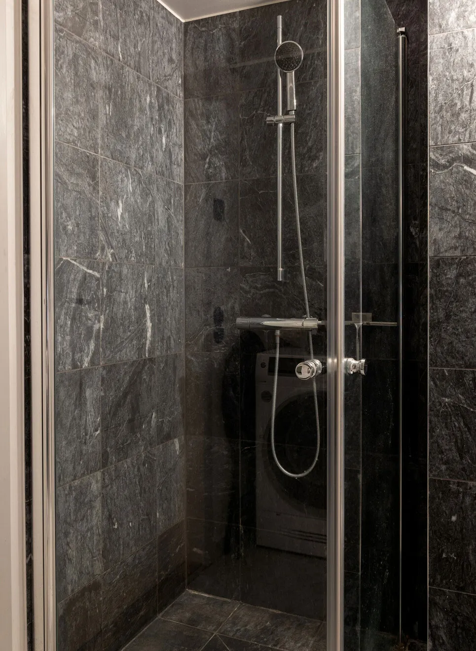 Kleine skandinavische Wohnung mit Loft (28 qm) - Gallery image 7