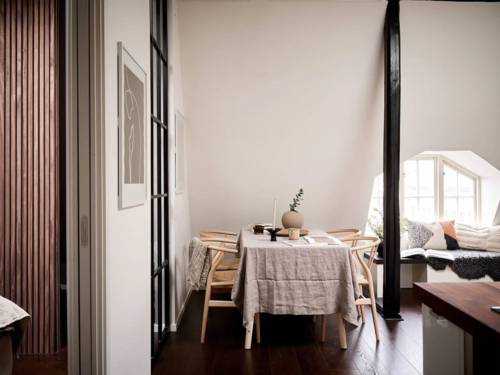 Скошені стеля, цегляна стіна і гардеробна кімната: цікава мансарда в Швеції (42 кв. м) - Gallery image 4