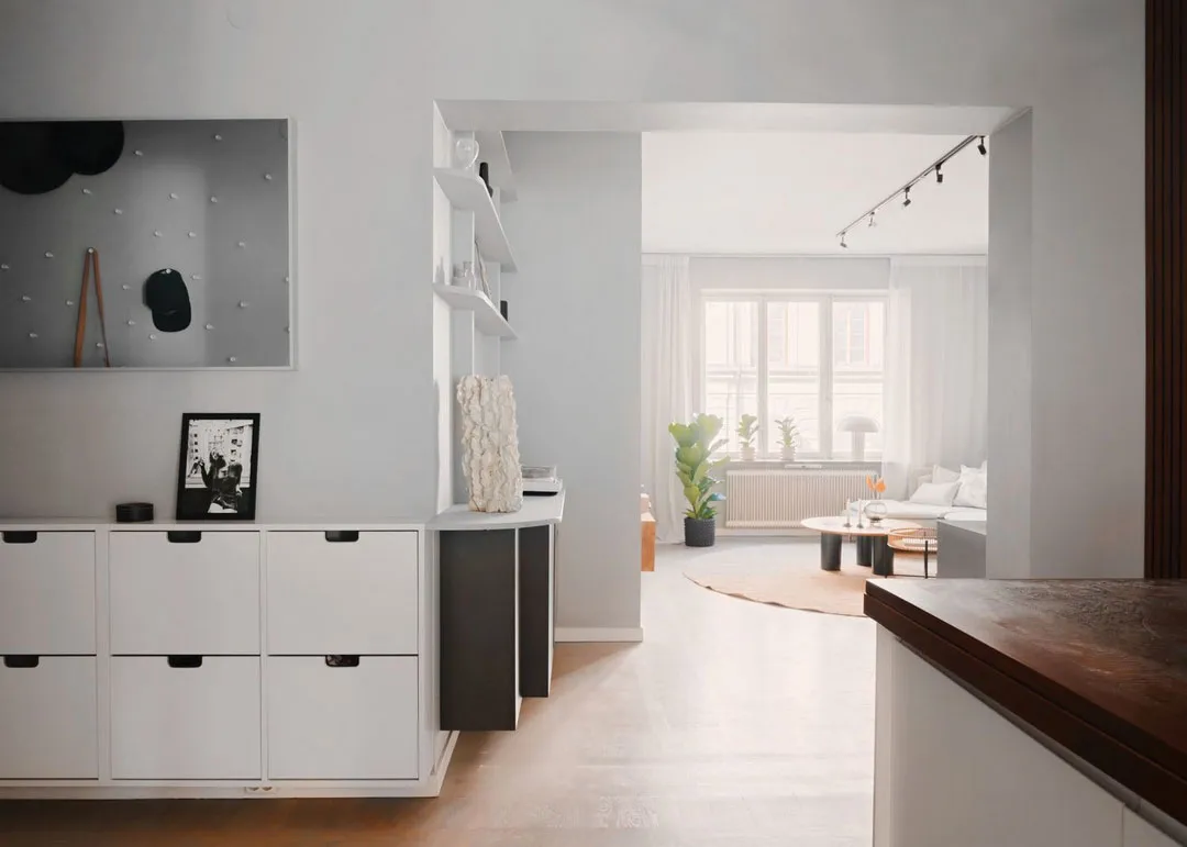 Interior escandinavo tranquilo con dormitorios coloridos y detalles decorativos - Gallery image 12