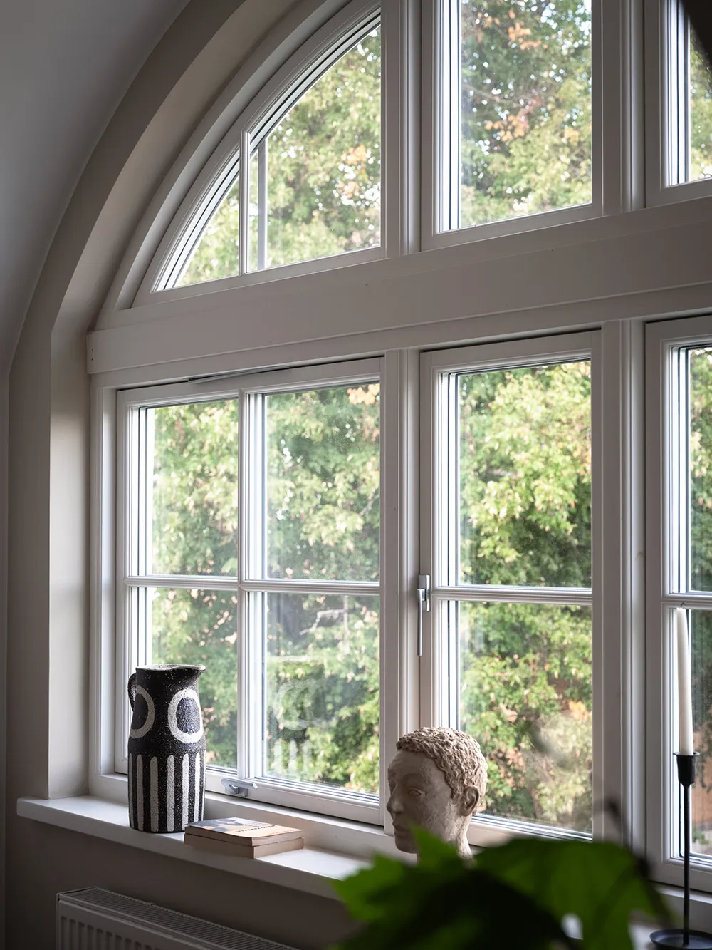 Appartement à deux étages avec de superbes fenêtres de mansarde en Suède - Gallery image 4