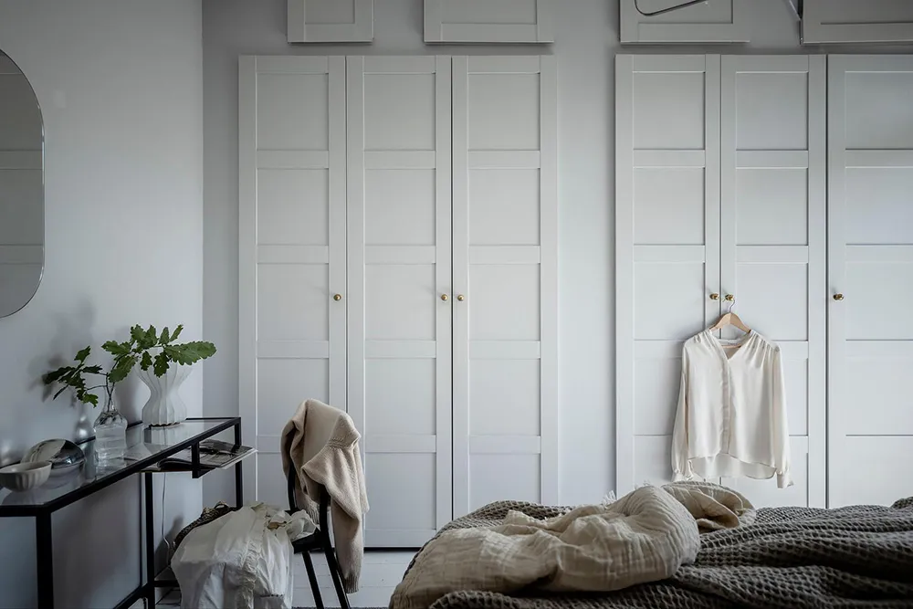 Elegancki skandynawski wnętrze z otwartymi półkami i nowoczesnymi szarymi akcentami (74 m²) - Gallery image 34