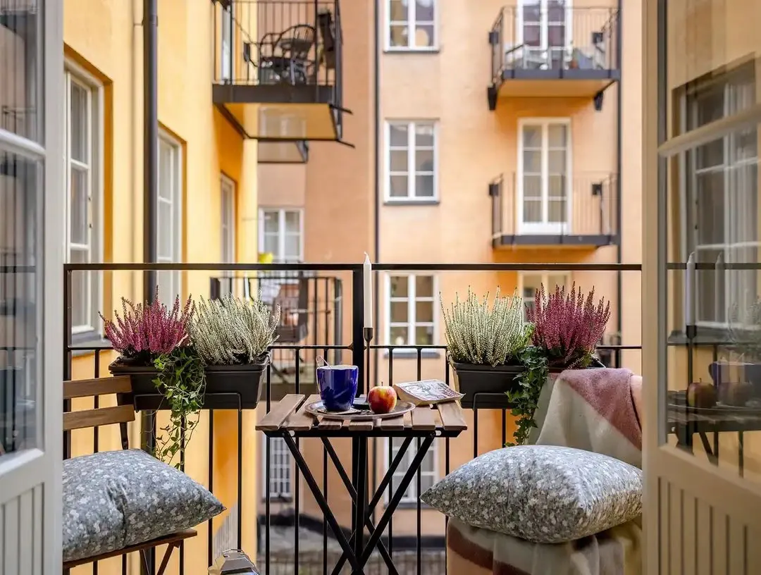 Stylowy kolor ścian w projekcie małego mieszkania w Stokholmie - Gallery image 17