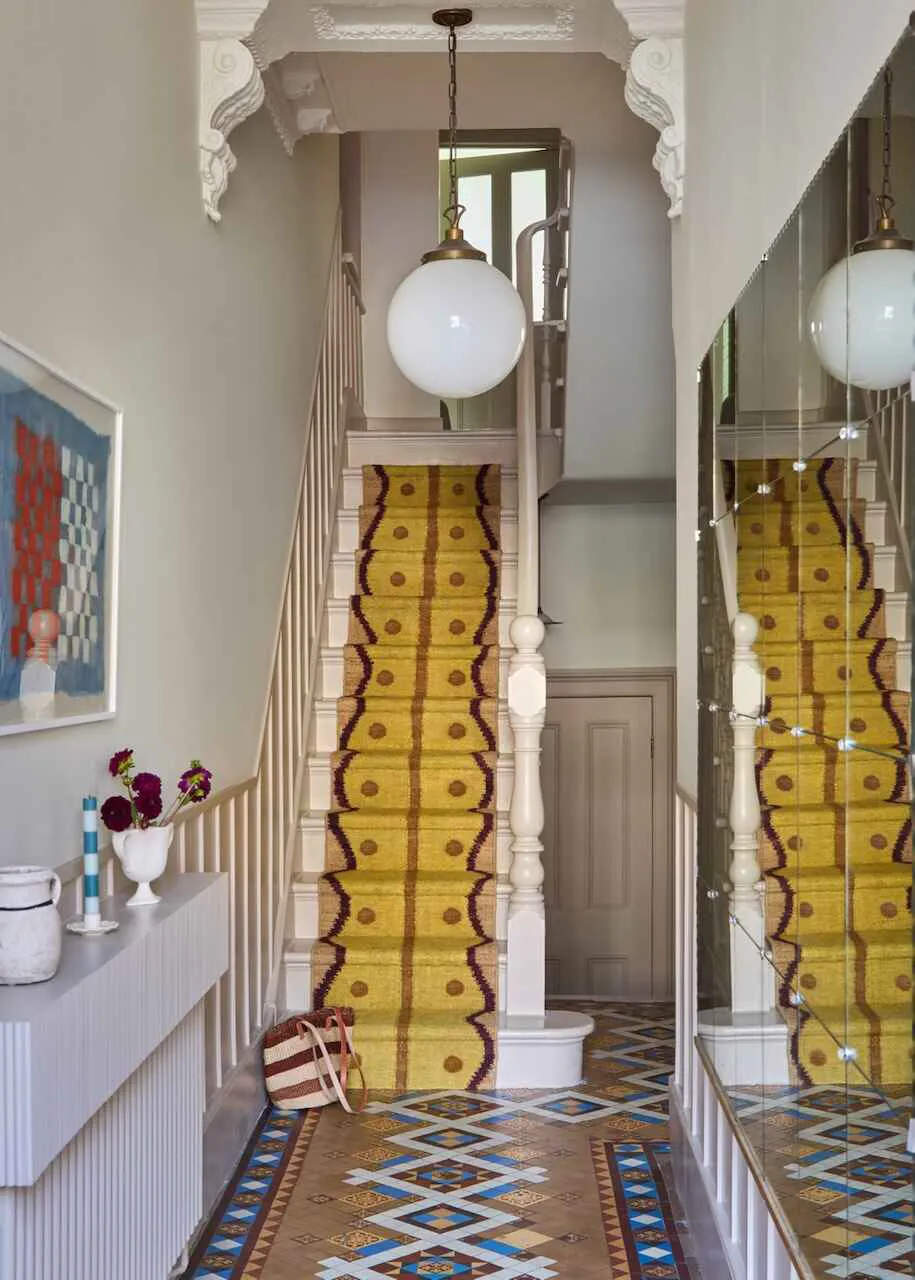 Elegant Color Accents and Modern Decor in Classic Townhouse Design in London - Gallery image 8