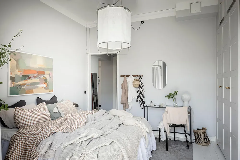 Elegancki skandynawski wnętrze z otwartymi półkami i nowoczesnymi szarymi akcentami (74 m²) - Gallery image 33