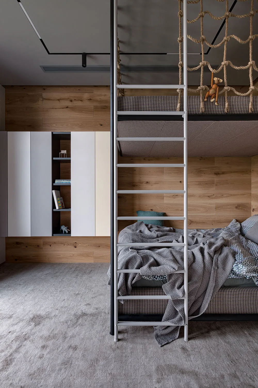 Современный дом для семьи в Днепре с обилием дерева в декоре - Gallery image 24