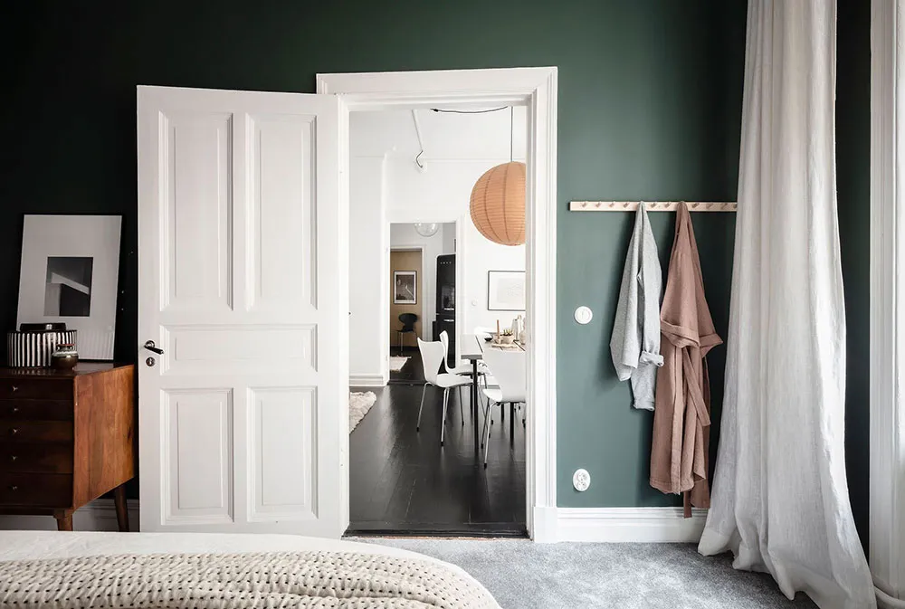 स्टाइलिश काले-सफेद रंग का लिविंग रूम एवं हरे रंग का बेडरूम: गोथेनबर्ग में स्थित एक छोटा 2-km वाला अपार्टमेंट (61 वर्ग मीटर) - Gallery image 10