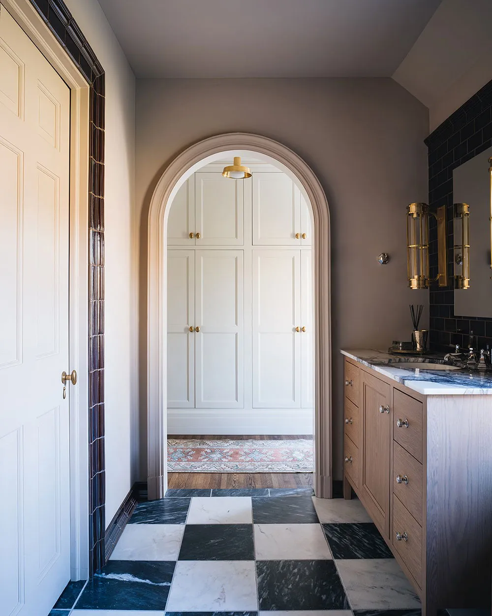 Formes esthétiques et tons chaleureux : une maison très belle au Michigan - Gallery image 27