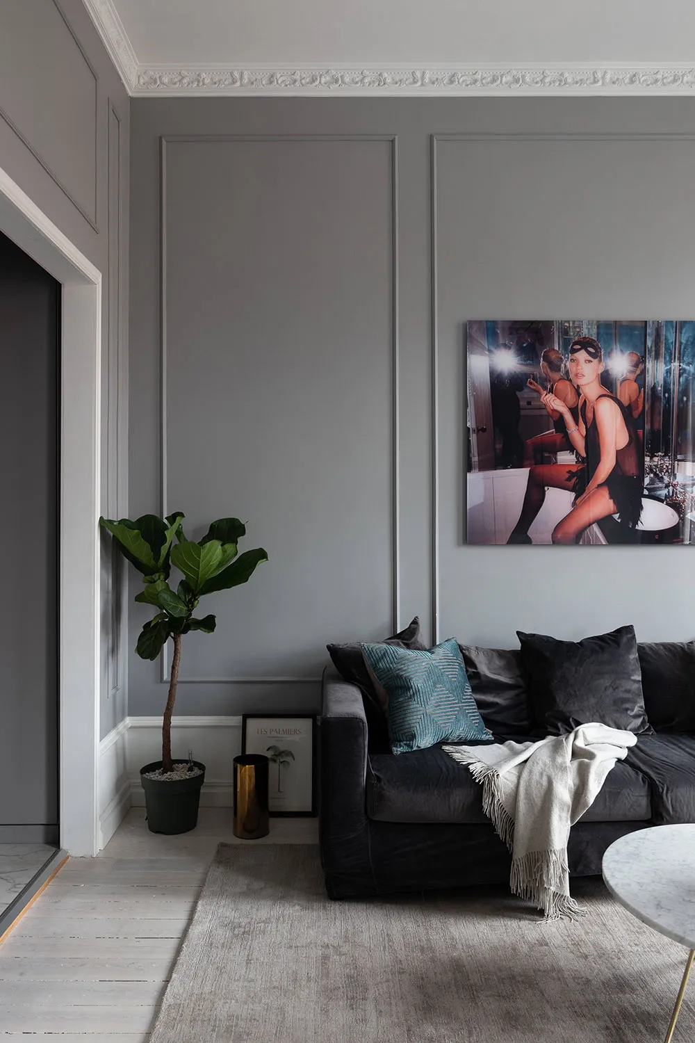 Tonos oscuros y dormitorio en nicho: apartamento pequeño en Suecia (37 m²) - Gallery image 3