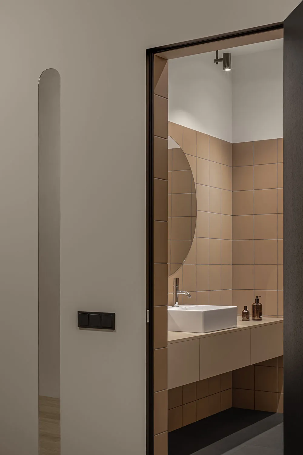 Style moderne de cuisine et plantes vivantes : appartement minimaliste à Kyiv - Gallery image 12