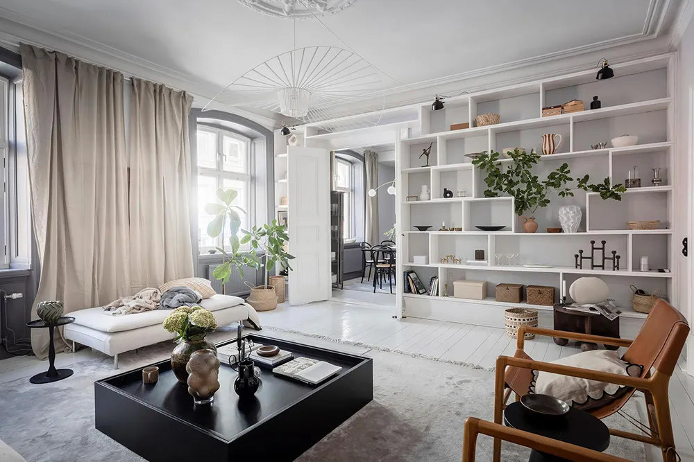 Elegancki skandynawski wnętrze z otwartymi półkami i nowoczesnymi szarymi akcentami (74 m²) - Gallery image 2