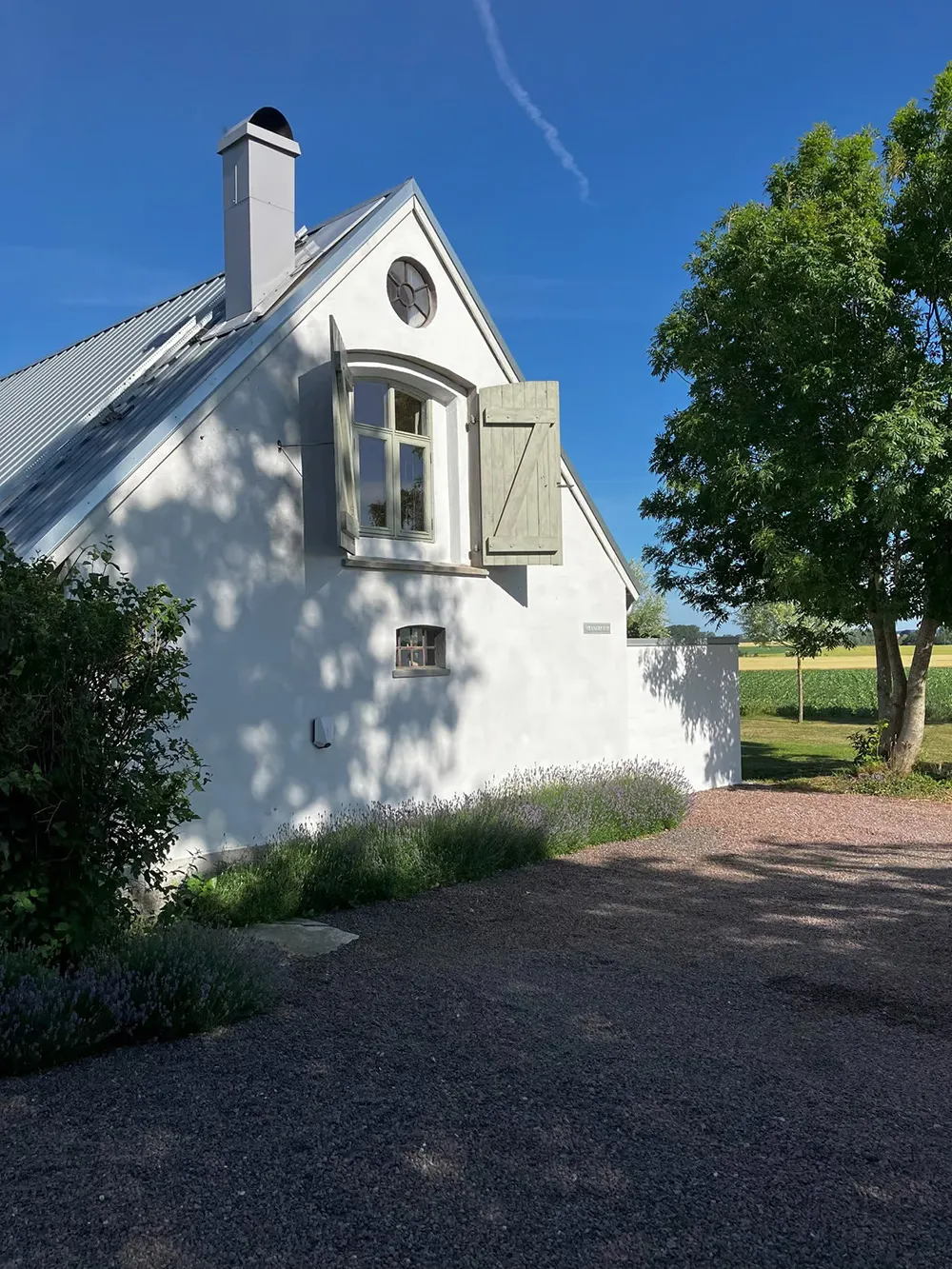 Просторные и тёплые интерьеры бывшей фермы в Швеции - Gallery image 34