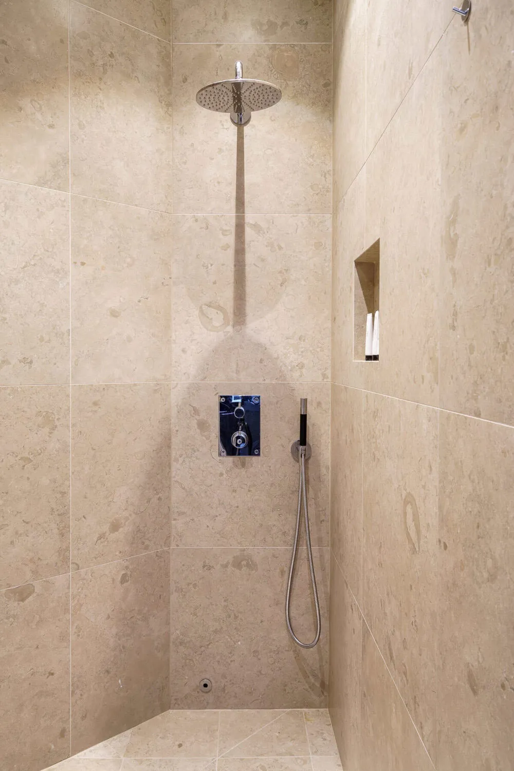 Відкрита планування та приємний сучасний декор: квартира в старому будинку в Стокгольмі - Gallery image 14