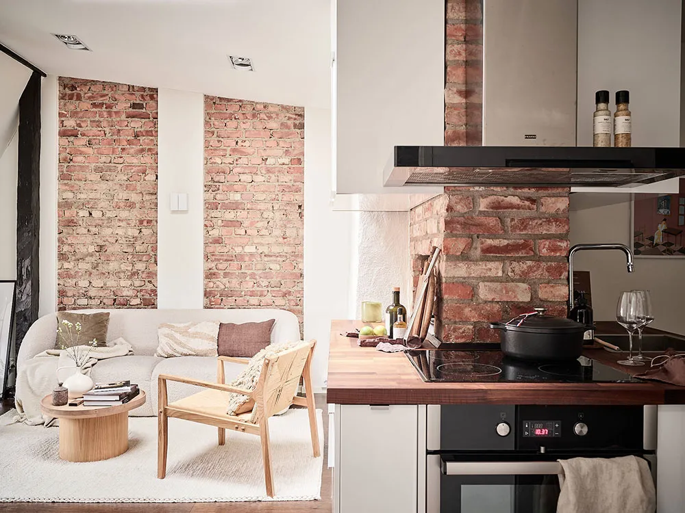 Скошені стеля, цегляна стіна і гардеробна кімната: цікава мансарда в Швеції (42 кв. м) - Gallery image 2