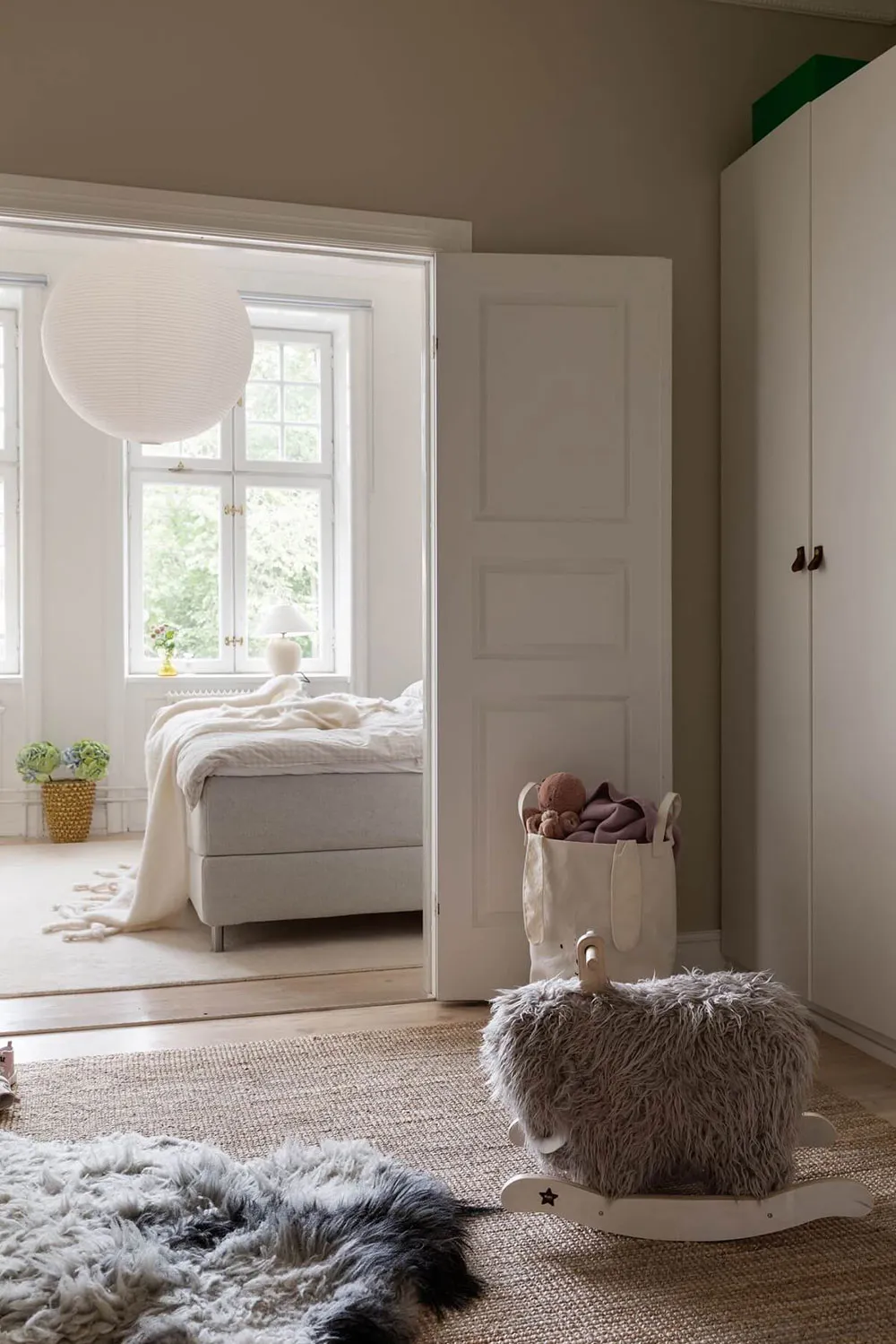 Separador de vidrio y tonos tranquilos: apartamento en Estocolmo (69 m²) - Gallery image 15