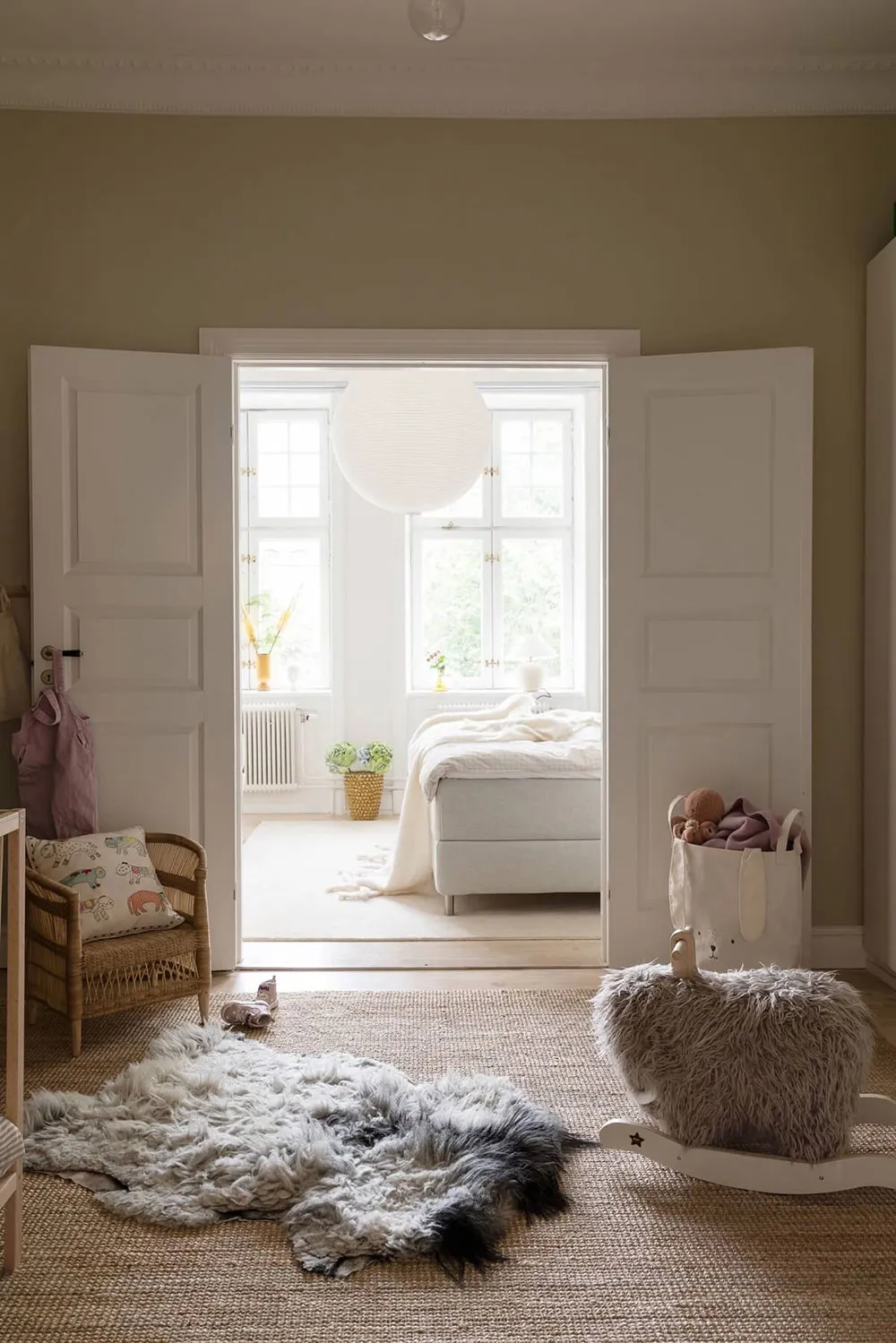 Separador de vidrio y tonos tranquilos: apartamento en Estocolmo (69 m²) - Gallery image 17