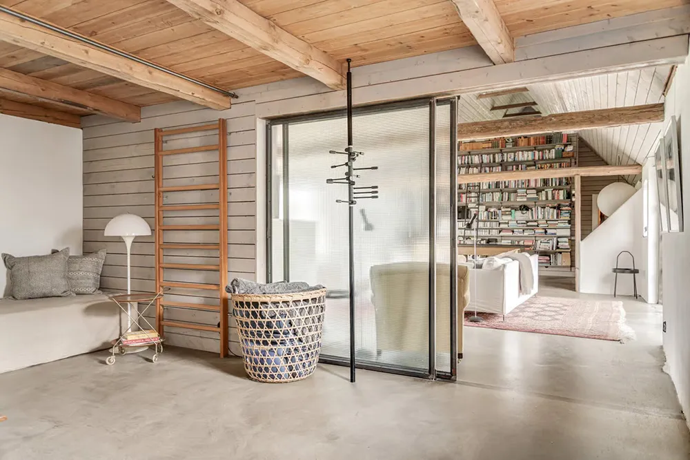 Просторные и тёплые интерьеры бывшей фермы в Швеции - Gallery image 33