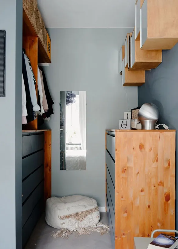 Interior escandinavo tranquilo con dormitorios coloridos y detalles decorativos - Gallery image 15