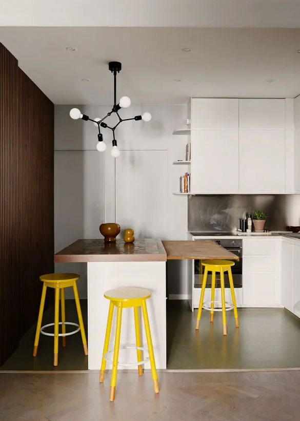 Interior escandinavo tranquilo con dormitorios coloridos y detalles decorativos - Gallery image 9