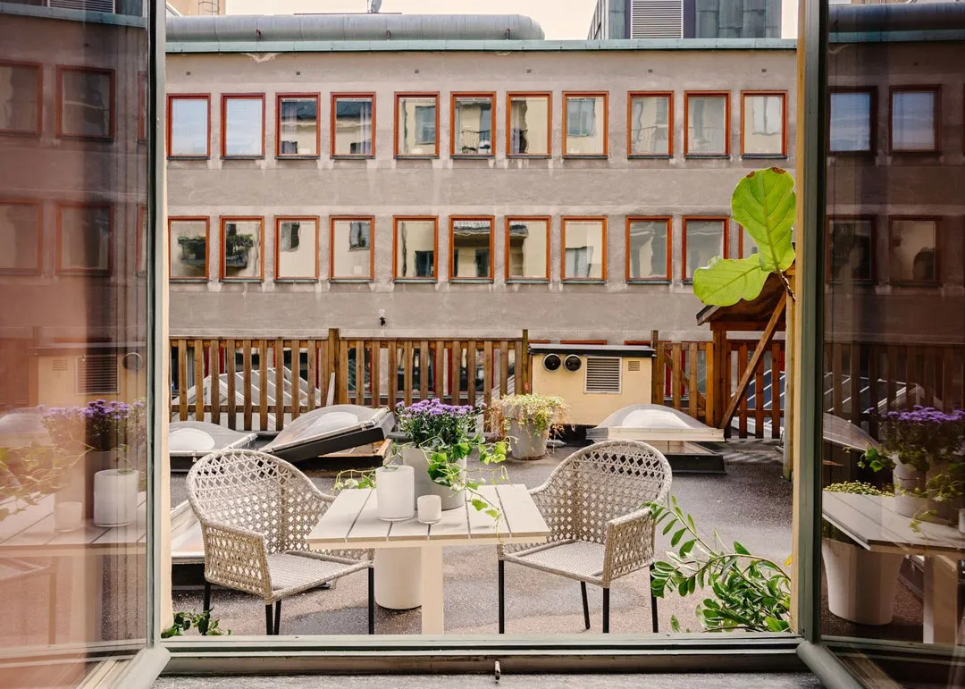 Interior escandinavo tranquilo con dormitorios coloridos y detalles decorativos - Gallery image 21