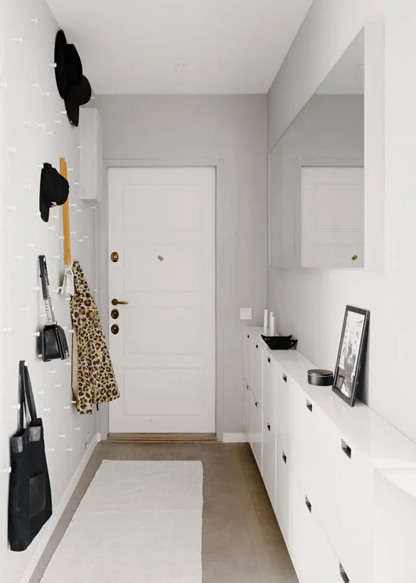 Interior escandinavo tranquilo con dormitorios coloridos y detalles decorativos - Gallery image 25