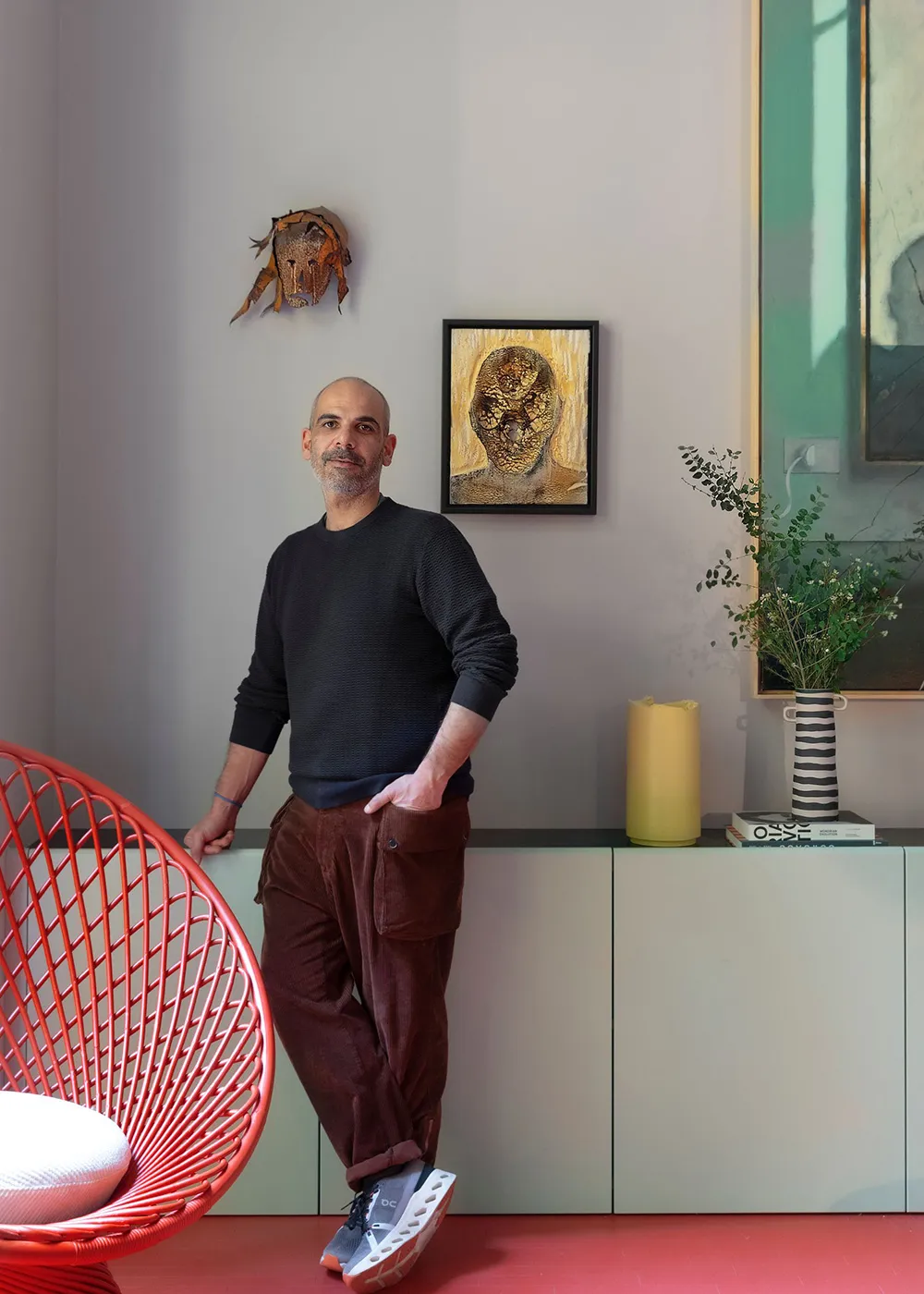 Peintures vives et design moderne d'un appartement à Milan - Gallery image 1