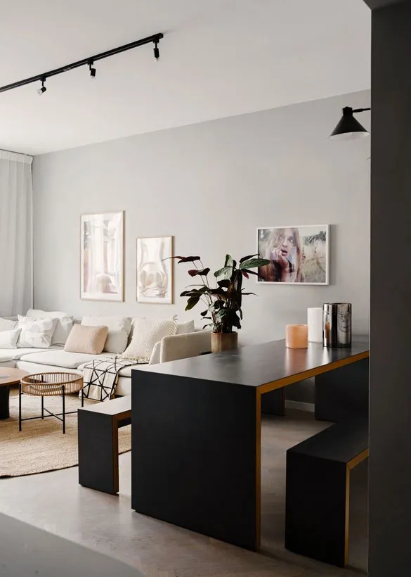 Interior escandinavo tranquilo con dormitorios coloridos y detalles decorativos - Gallery image 1