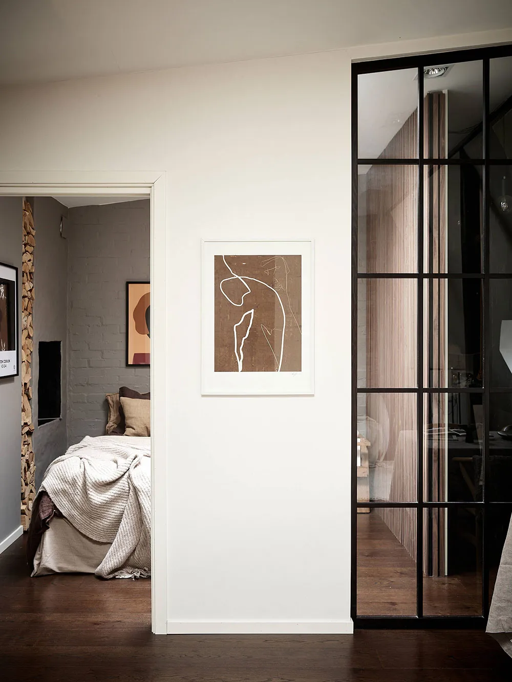 Скошені стеля, цегляна стіна і гардеробна кімната: цікава мансарда в Швеції (42 кв. м) - Gallery image 1