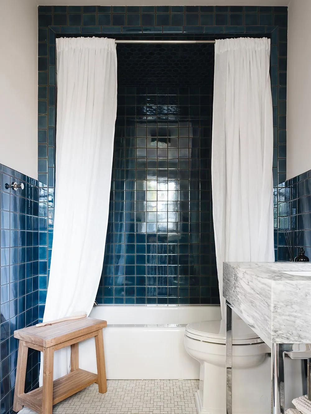 Formes esthétiques et tons chaleureux : une maison très belle au Michigan - Gallery image 32