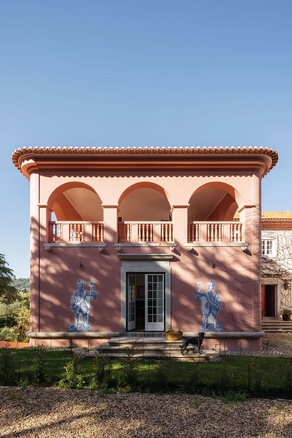 Style moderne d'une belle villa rose du XIXe siècle au Portugal - Gallery image 1