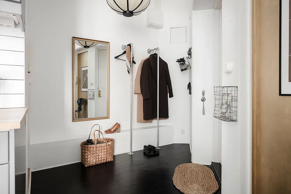 स्टाइलिश काले-सफेद रंग का लिविंग रूम एवं हरे रंग का बेडरूम: गोथेनबर्ग में स्थित एक छोटा 2-km वाला अपार्टमेंट (61 वर्ग मीटर) - Gallery image 24