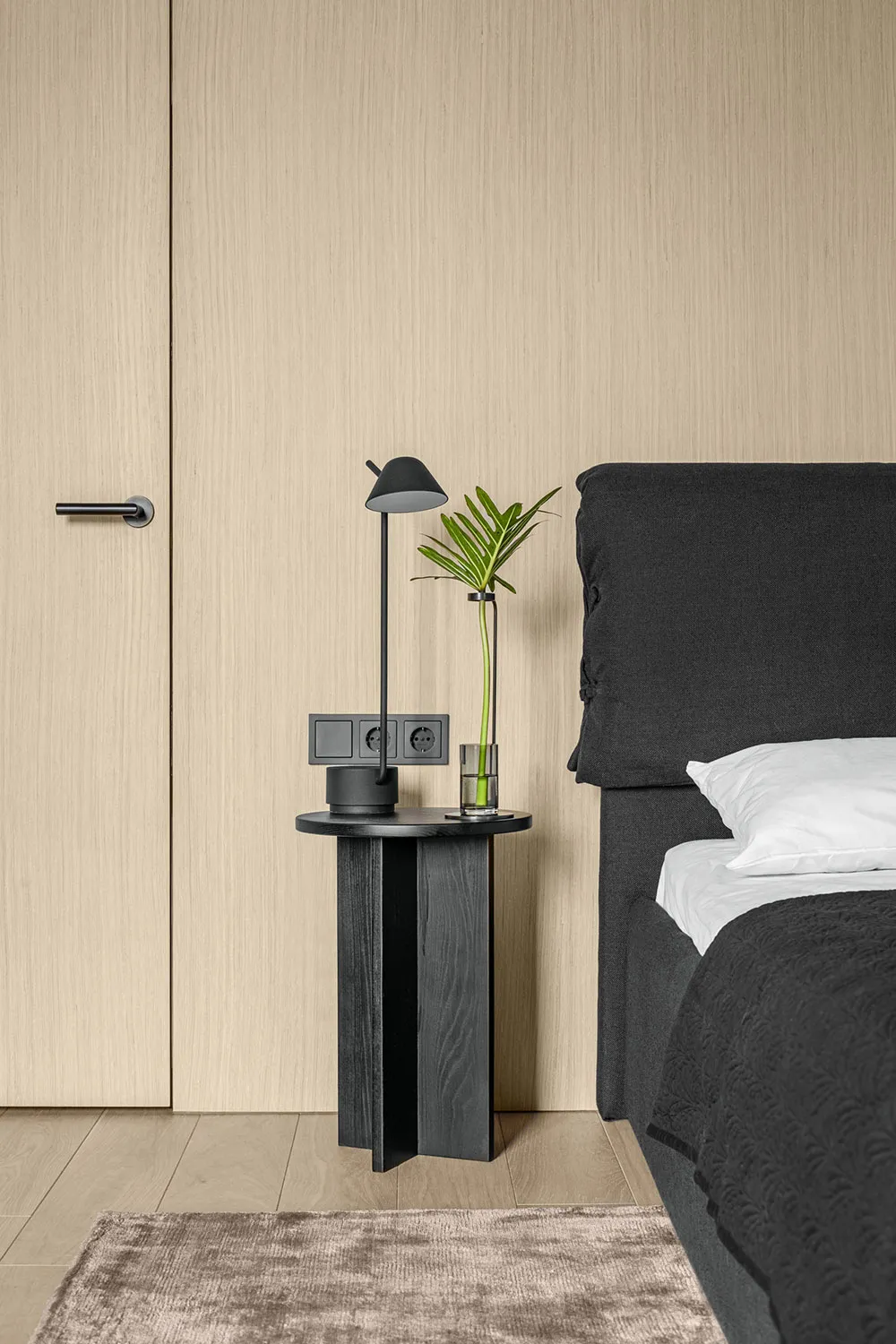 Style moderne de cuisine et plantes vivantes : appartement minimaliste à Kyiv - Gallery image 9