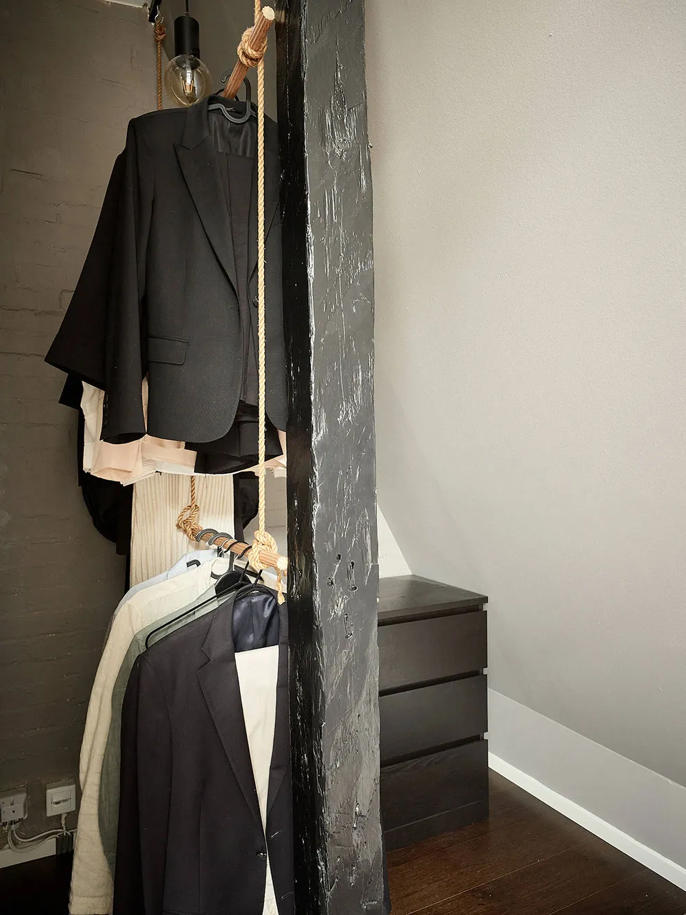 Скошені стеля, цегляна стіна і гардеробна кімната: цікава мансарда в Швеції (42 кв. м) - Gallery image 17