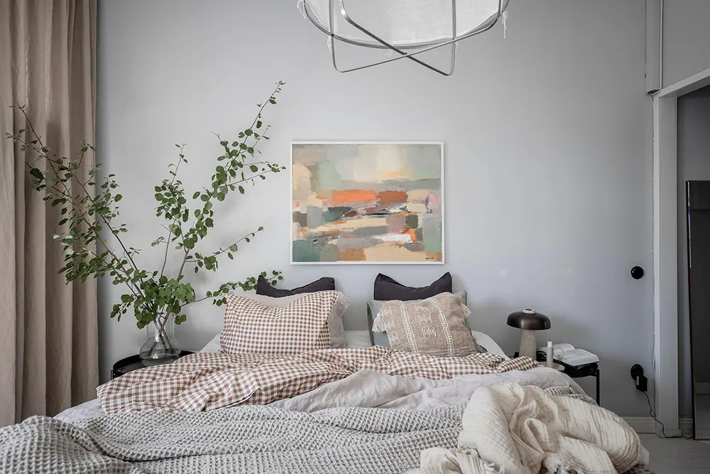 Elegancki skandynawski wnętrze z otwartymi półkami i nowoczesnymi szarymi akcentami (74 m²) - Gallery image 31