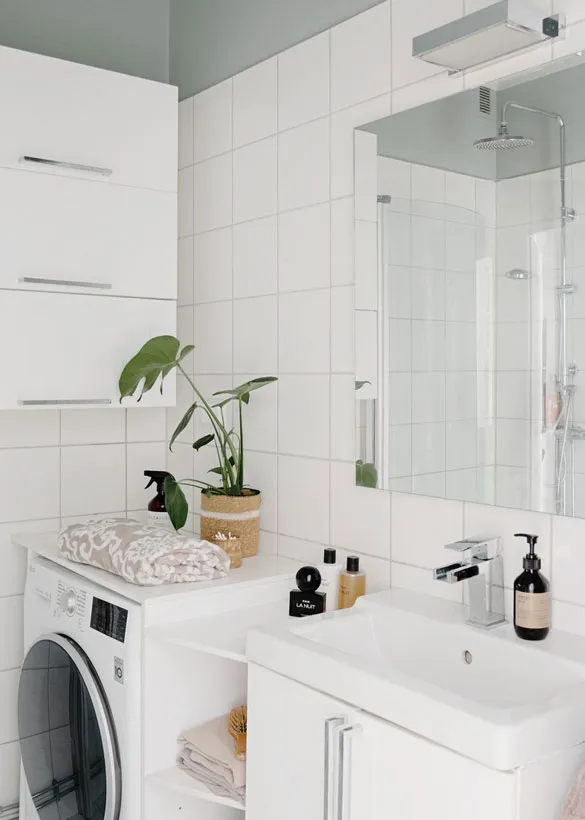 Interior escandinavo tranquilo con dormitorios coloridos y detalles decorativos - Gallery image 22