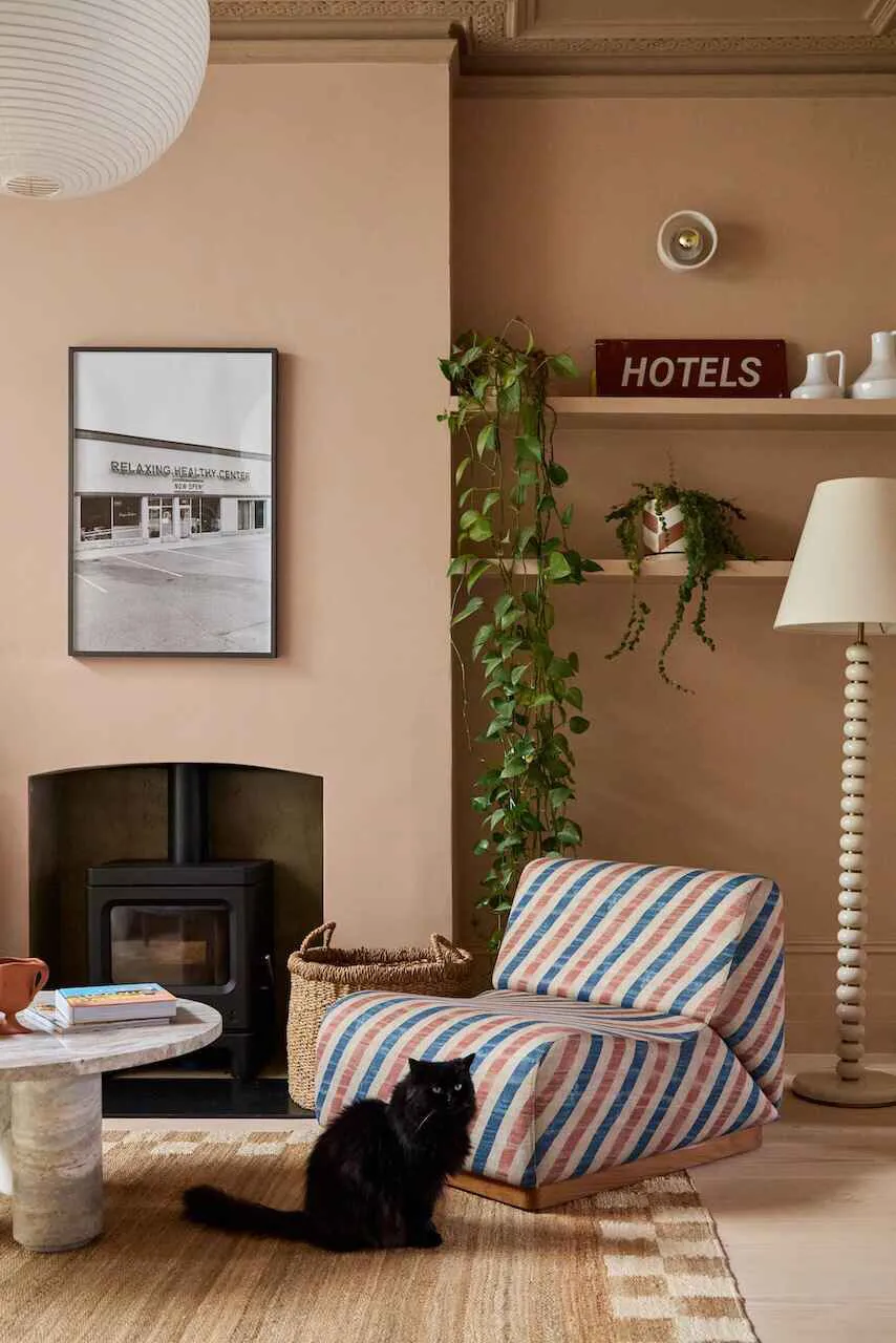 Elegant Color Accents and Modern Decor in Classic Townhouse Design in London - Gallery image 3