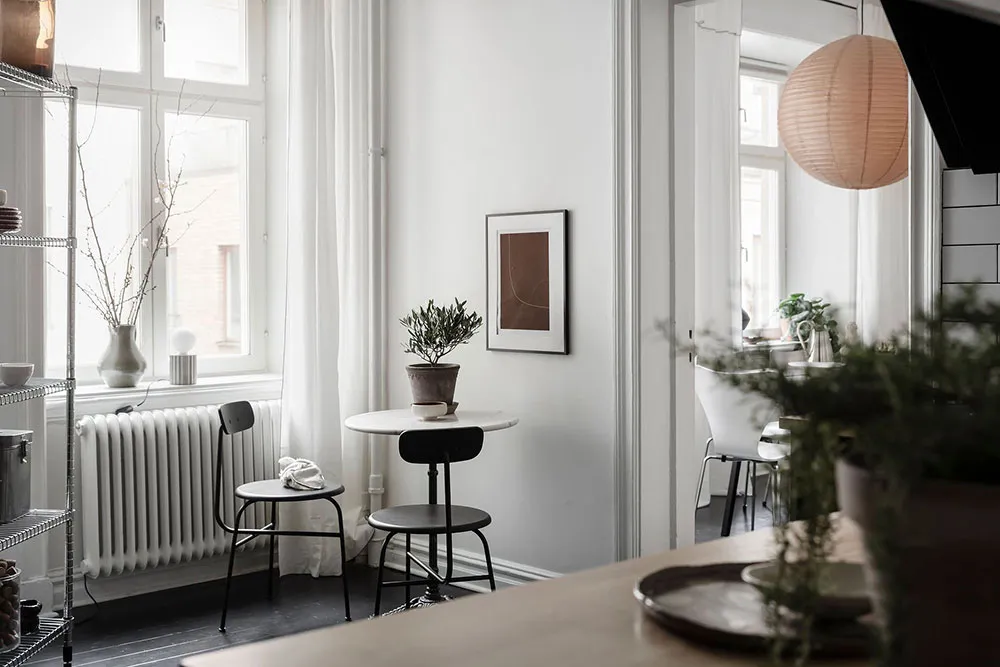 स्टाइलिश काले-सफेद रंग का लिविंग रूम एवं हरे रंग का बेडरूम: गोथेनबर्ग में स्थित एक छोटा 2-km वाला अपार्टमेंट (61 वर्ग मीटर) - Gallery image 18