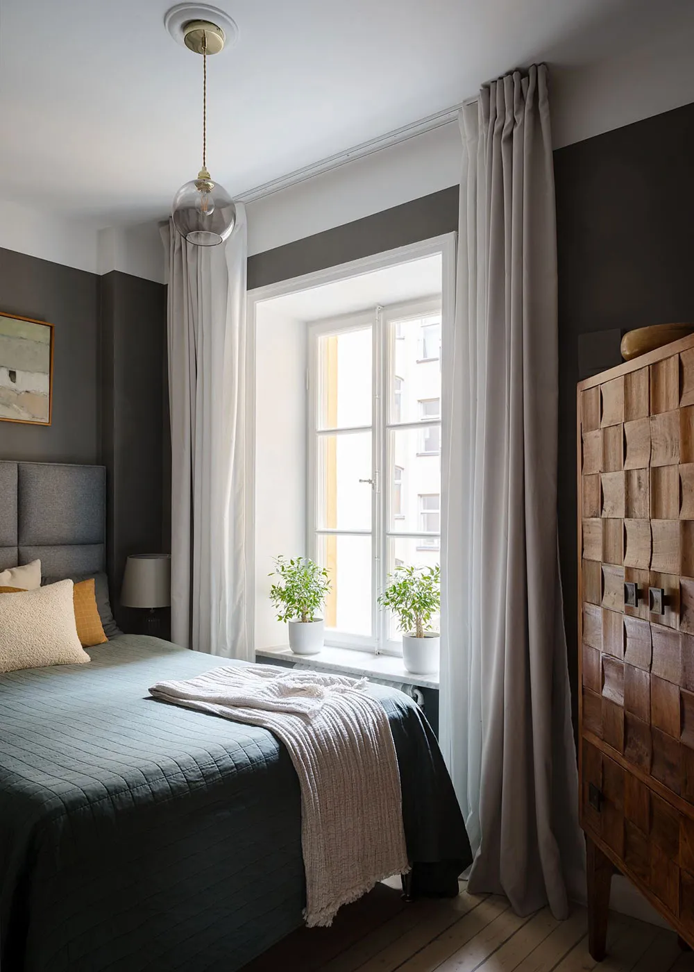 Stylowy kolor ścian w projekcie małego mieszkania w Stokholmie - Gallery image 3