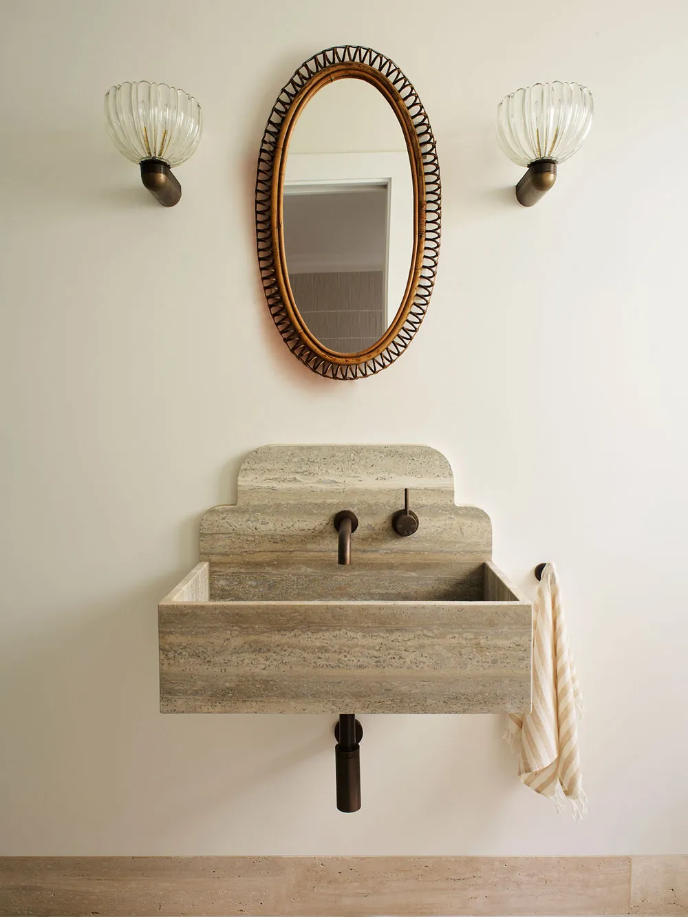 Intérieurs blancs et vues panoramiques : maison côtière à Sydney - Gallery image 17