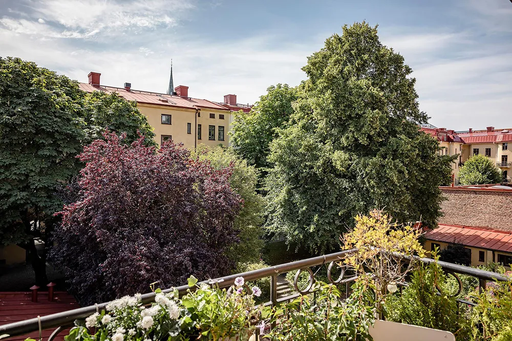 Elegancki skandynawski wnętrze z otwartymi półkami i nowoczesnymi szarymi akcentami (74 m²) - Gallery image 27