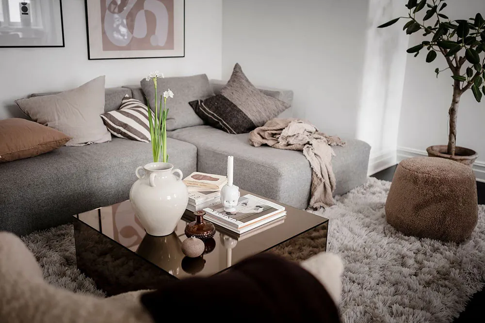 स्टाइलिश काले-सफेद रंग का लिविंग रूम एवं हरे रंग का बेडरूम: गोथेनबर्ग में स्थित एक छोटा 2-km वाला अपार्टमेंट (61 वर्ग मीटर) - Gallery image 14