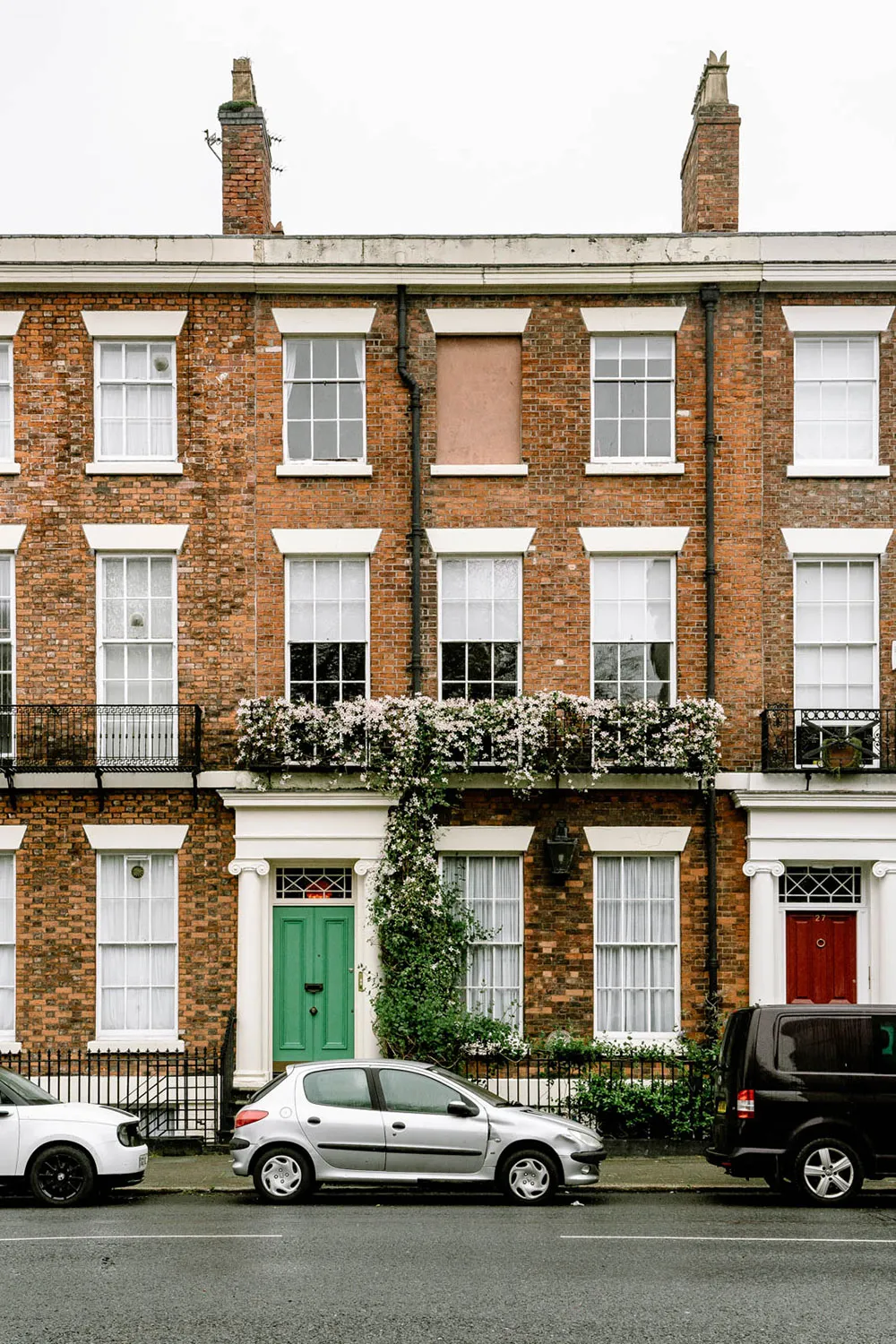 Grün-Unterschiede in den Interieurs eines georgianischen Townhouses in Liverpool - Gallery image 1